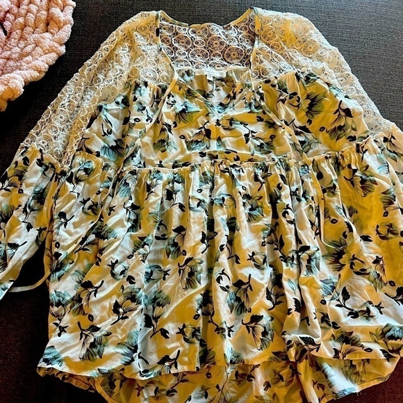 Women's Blouse - Picture 1 of 3